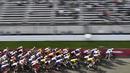 Satu peloton pebalap sepeda saat bertanding dalam nomor sepeda jalan raya pria dalam Olimpiade Tokyo 2020 di Fuji International Speedway, Oyama, Jepang, Sabtu (24/7/2021). (Foto: AFP/Jeff Pachoud)