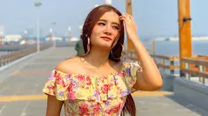 Mantan personel Trio Macan ini memang cukup sering tampil dengan gaya busana kasual. Namun, saat berlibur Lia Amelia juga kerap memakai simple dress. Penampilannya pun tampak makin menawan. (Liputan6.com/IG/@lyia_tm)