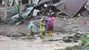 Daerah terdampak meliputi Padang Pariaman, Kota Padang, Kabupaten Agam, Pesisir Selatan, Solok, Kota Pariaman, Pasaman Barat, Bukittinggi, serta beberapa kota/kabupaten lain yang juga mengalami banjir, longsor, hingga kerusakan infrastruktur. Banyak rumah warga terendam, akses jalan terputus, dan sejumlah fasilitas publik rusak akibat intensitas hujan ekstrem. Tampak dalam foto, warga memeriksa rumah-rumah yang rusak akibat banjir di Malalak, Sumatera Barat, Indonesia, Kamis, 27 November 2025. (AP Photo/Ade Yuandha)