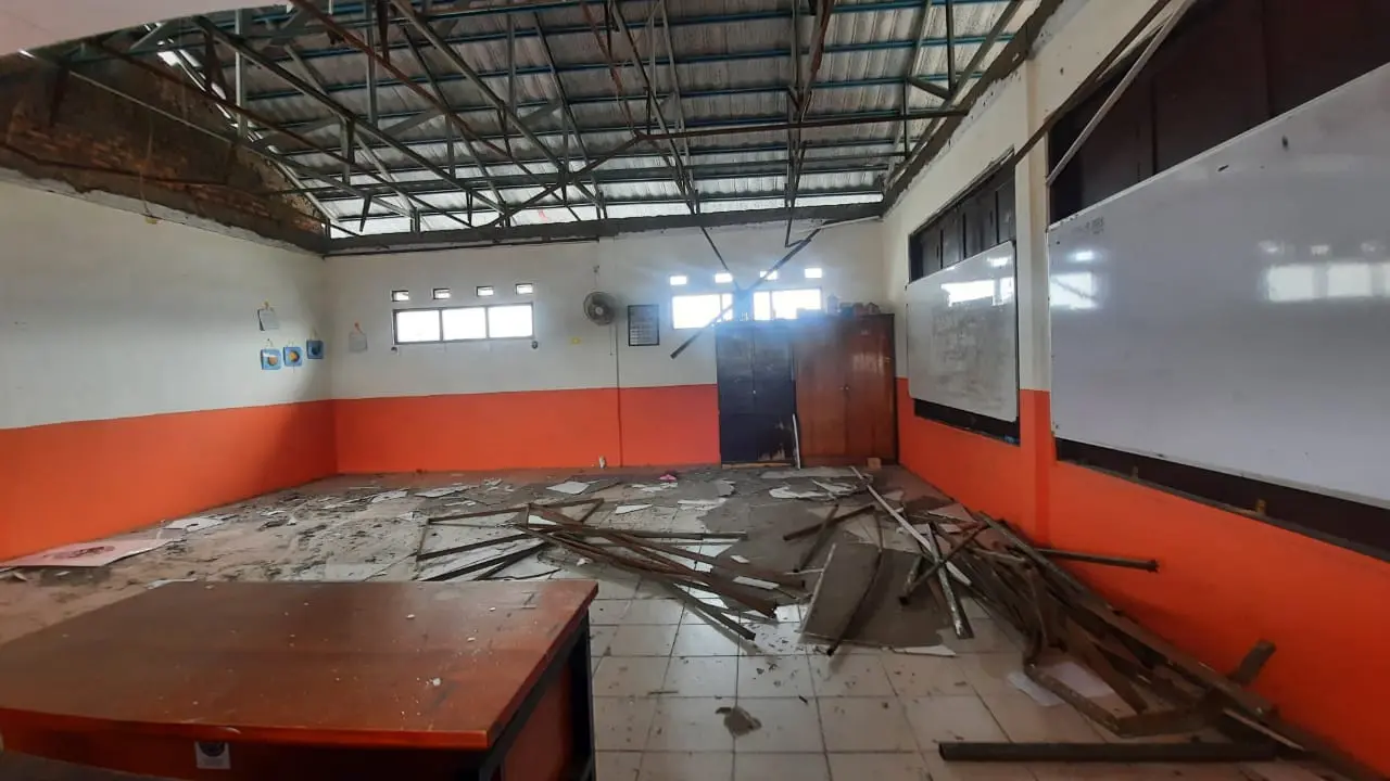 Bangunan SDN Pancoran Mas 3 Kota Depok rusak akibat diterjang angin puting beliung. (Liputan6.com/Dicky Agung Prihanto)
