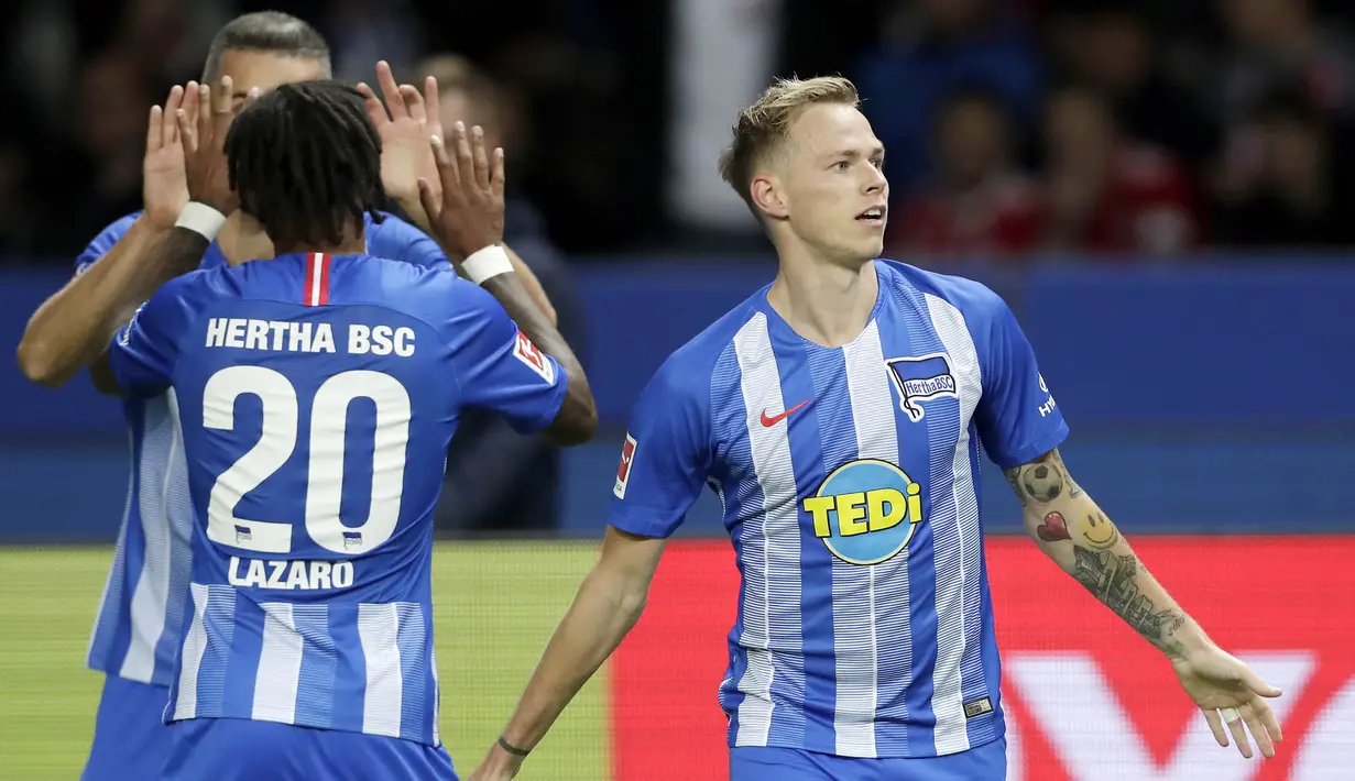 Para pemain Hertha Berlin merayakan gol yang dicetak oleh Ondrej Duda ke gawang Bayern Munich pada laga Bundesliga di Olympiastadion, Berlin, Sabtu (29/8/2018). Hertha Berlin menang 2-0 atas Bayern Munich. (AP/Michael Sohn)