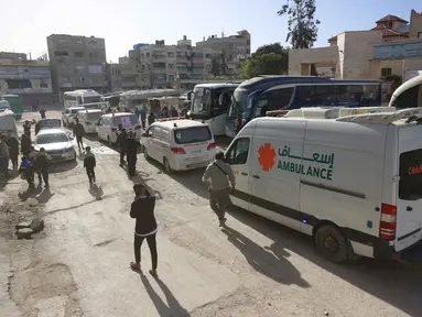 Ambulans yang membawa pasien Palestina dan orang-orang yang terluka akibat perang, didampingi oleh kerabat mereka, bersiap untuk meninggalkan Jalur Gaza untuk perawatan mereka di luar negeri melalui perlintasan Rafah, di Khan Yunis, di Jalur Gaza selatan pada Selasa 3 Februari 2026. Warga Gaza yang sakit dan terluka mulai menyeberang ke Mesir untuk mendapat perawatan medis di luar negeri setelah Israel membuka kembali secara terbatas pos perlintasan Rafah antara Gaza dan Mesir di wilayah Palestina. (Bashar Taleb/AFP)