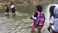 Sungai Cisanggarung yang dilintasi puluhan siswa SD itu terkenal tenang saat kemarau, dan ganas saat penghujan tiba. (Liputan6.com/Panji Prayitno)