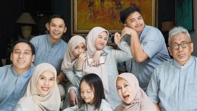 Sienna Kasyafani Saat Lebaran Bersama Ibu Kandung dan Ibu Sambungnya. [@nesyanabila]