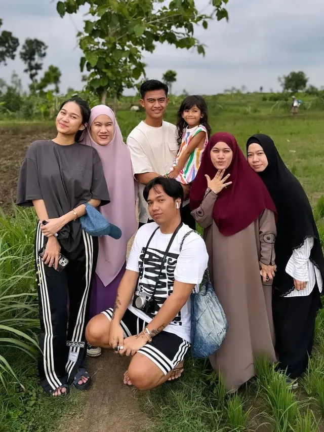6 Potret Keserderhanaan Artis ketika Pulang ke Kampung Halaman, Banjir Pujian