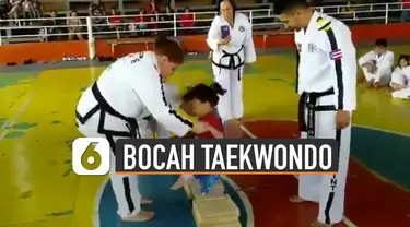 Aksi lucu namun hebat diperlihatkan oleh bocah perempuan yang sedang berlatih taekwondo ini. Karena bisa menghancurkan papan dengan bokongnya.