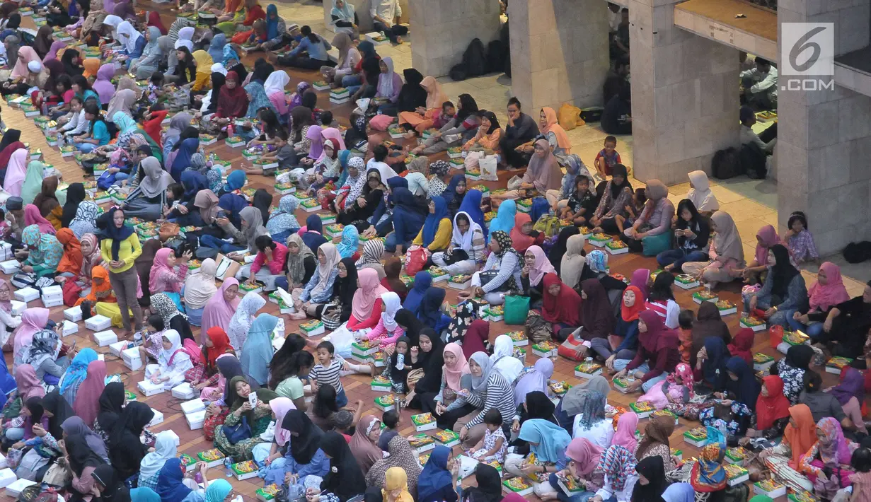 Umat muslim menanti waktu berbuka puasa pada hari kedua bulan Ramadan di Masjid Istiqlal, Jakarta, Minggu (28/5). Sebanyak 5000 kotak makanan dibagikan untuk berbuka pada gari Jumat - Minggu. (Liputan6.com/Helmi Afandi) 