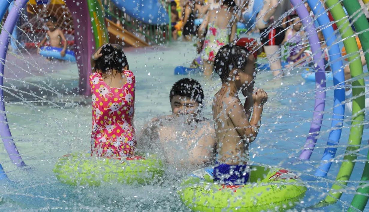 Anak-anak menikmati waktu senggang di sebuah taman hiburan air di Zunhua, Provinsi Hebei, China utara (3/8/2020). Warga China menghabiskan waktu senggang dengan beraktivitas bermain air saat musim panas. (Xinhua/Liu Mancang)