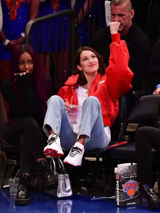 Nah kalau yang ini saat Gigi Hadid sudah memakai jacket usai mengganti pakaiannya dengan jersey. Jadi siapa yang berpikir Bella Hadid itu nggak bisa senyum? (Getty Images/Cosmopolitan)