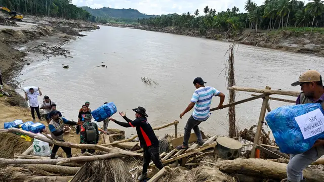 Tumpukan Puing Kayu Jadi Solusi Alternatif Warga untuk Naik ke Jembatan Sungai Peusangan Aceh
