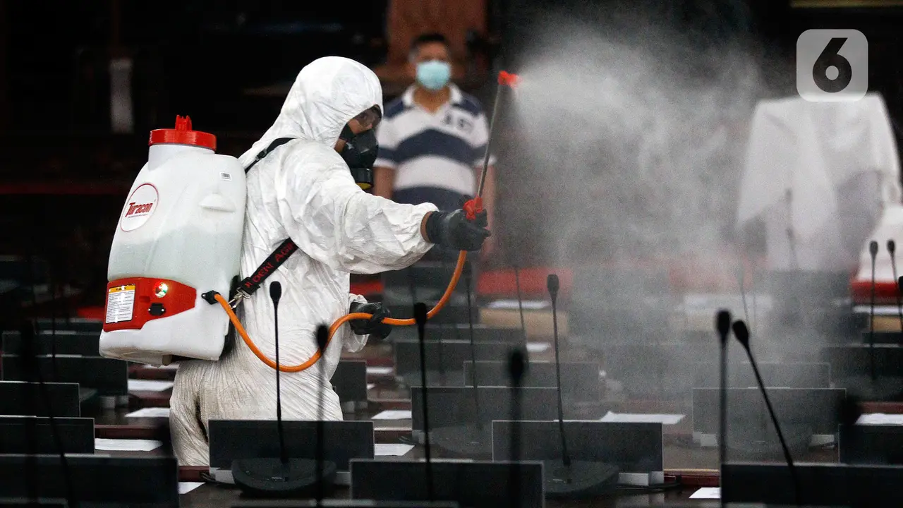 Gedung Nusantara Disemprot Disinfektan Guna Persiapan Sidang Paripurna