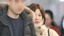 Dalam penampilan pertamanya di depan publik, Song Hye Kyo lebih memilih untuk tak memakai makeup. (foto: hellokpop.com)
