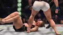Ronda Rousey, kalah KO melawan Holly Holm, pada pertarungan perebutan gelar juara kelas bantam UFC Women di Stadion Etihad, Melbourne, Minggu (15/11/2015). (AFP Photo/Paul Crock)