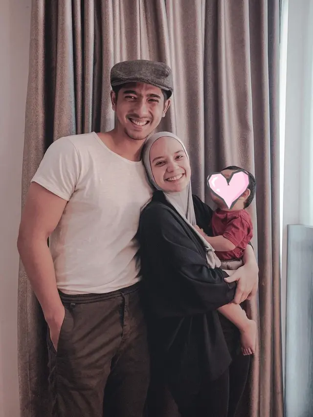 Sering Dikira Single, Ini 6 Potret Manis Arya Saloka dan Sang Istri