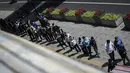 <p>Orang-orang berbaris untuk tes covid-19 di Zhongguancun, Beijing, Selasa (26/4/2022). Beijing pada 26 April telah memulai pengujian massal untuk hampir semua 21 juta penduduknya setelah lonjakan kasus COVID-19 di tengah kekhawatiran bahwa Ibu kota China dapat ditempatkan di bawah lockdown ketat seperti yang dilakukan di Shanghai. (Jade GAO / AFP)</p>