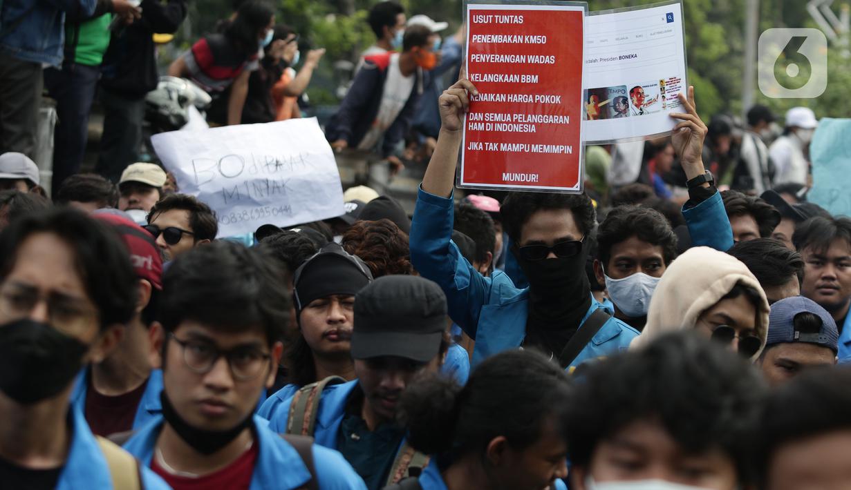 Aliansi Mahasiswa dari berbagai universitas melakukan aksi jalan kaki menuju Gedung MPR/DPR/DPD untuk menyuarakan aspirasi, Senin (11/4/2022). Dalam aksinya, mereka menuntut penurunan harga bahan pangan, menolak isu perpanjangan masa jabatan Presiden. (Liputan6.com/Helmi Fithriansyah)
