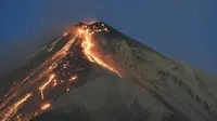 Gunung Fuego mengeluarkan lava panas terlihat dari kota Alotenango di daerah Sacatepequez, 65 km tenggara Kota Guatemala, (1/20). Letusan gunung tersebut baru mereda setelah 20 jam lamanya. (AFP Photo/Johan Ordonez)