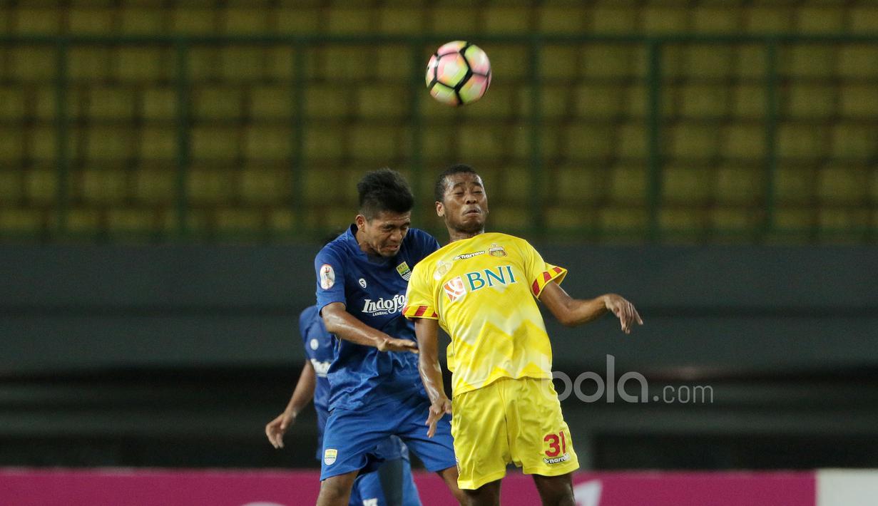 Pemain Bhayangkara FC U-19, Usman Diarra (kanan) berebut bola dengan pemain Persib U-19 pada laga Liga 1 U-19 di Stadion Patriot, Bekasi, (21/7/2017). Persib U-19 bermain imbang 1-1. (Bola.com/Nicklas Hanoatubun)