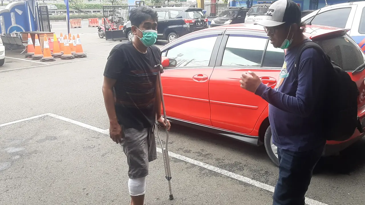 Eddy Suroso, wartawan Radio Elshinta (kiri) menjadi korban tabrak lari di kawasan Flyover Kuningan, Jakarta Selatan, Kamis (26/5/2022) dini hari. (Liputan6.com/Ady Anugrahadi)