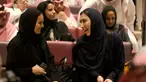 Para pengunjung perempuan bersiap menonton film Black Panther selama acara gala undangan di King Abdullah Financial District Theatre, Riyadh, Arab Saudi (18/4). Setelah pelarangan selama 35 tahun, bioskop kembali beroperasi di Arab Saudi. (AP/Amr Nabil)