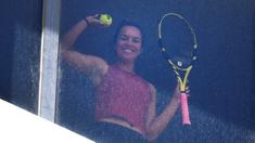 Petenis melakukan latihan dikamar hotel saat menjalani karantina selama dua minggu setelah kedatangannya di Melbourne, Senin (18/1/2021). (Foto: AFP/William West)