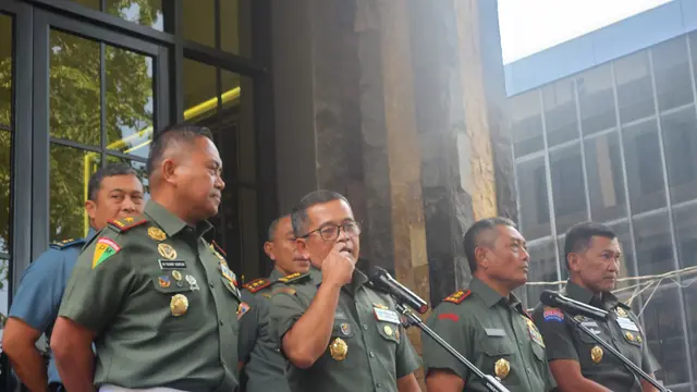 Pangdam XVII/ Cenderawasih Mayjen TNI Izak Pangemanan jumpa pers menyampaikan permintaan maaf kasus penganiayaan warga Papua oleh oknum prajurit TNI di Jakarta, Senin (25/3/2024).