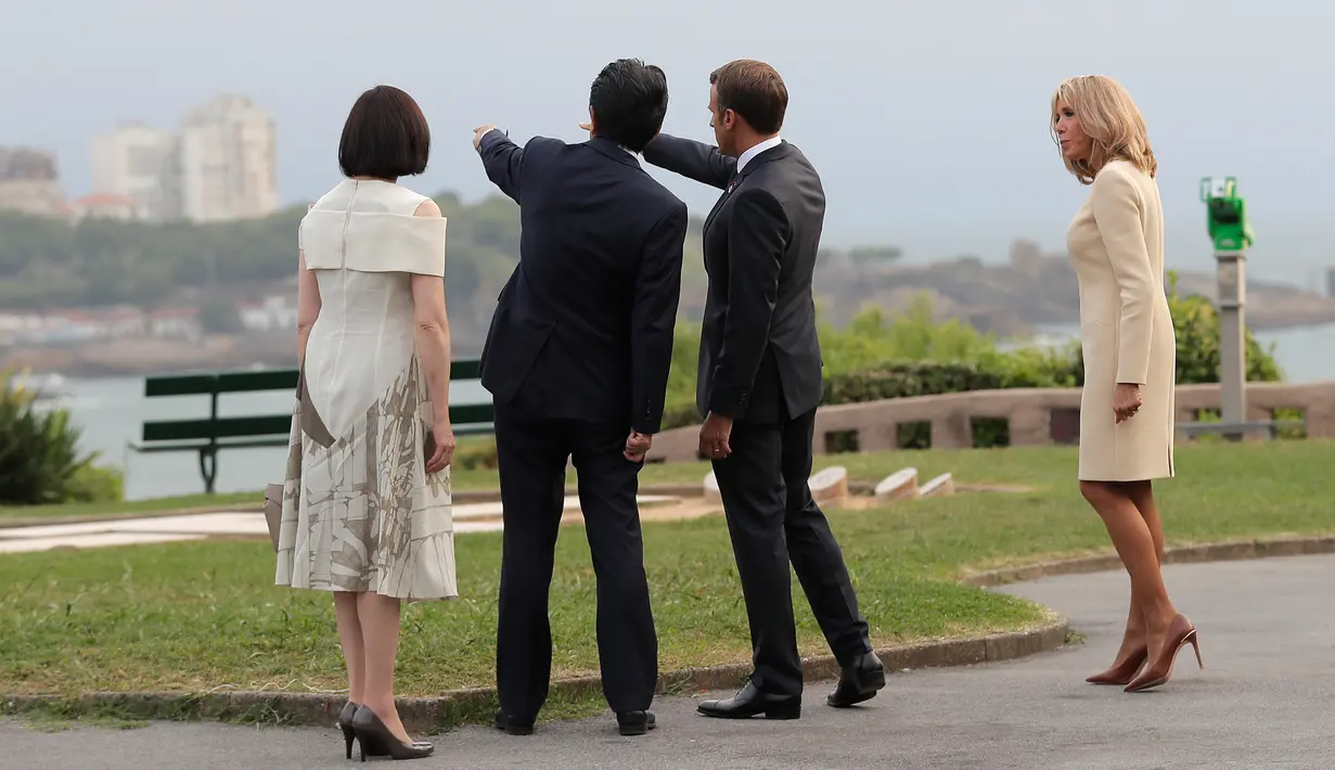 Presiden Prancis Emmanuel Macron (dua kanan) dan istrinya Brigitte Macron (kanan) menyambut kedatangan Perdana Menteri Jepang Shinzo Abe (dua kiri) dan istrinya Akie Abe (kiri) di KTT G7, Biarritz, Prancis, Sabtu (24/8/2019). (AP Photo/Markus Schreiber)