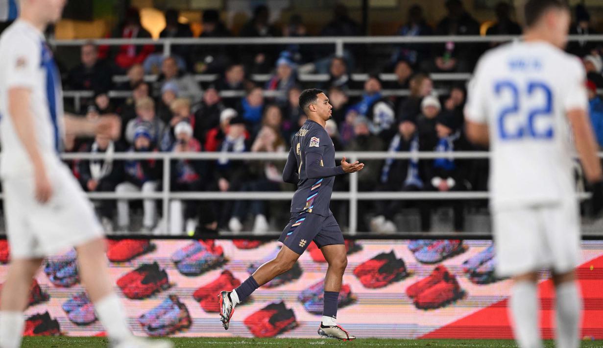 Menit ke-74, Inggris mencetak gol kedua lewat tendangan keras Trent Alexander-Arnold. (Jonathan NACKSTRAND/AFP)