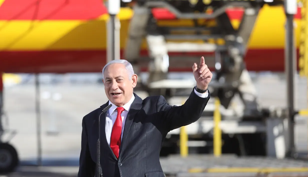 PM Israel Benjamin Netanyahu menghadiri upacara untuk menandai kedatangan pesawat yang membawa gelombang pertama vaksin COVID-19 Pfizer di Bandara Internasional Ben Gurion, Tel Aviv, Israel, 9 Desember 2020. Israel memesan sekitar 8 juta vaksin Pfizer. (Xinhua/JINI/Marc Israel Sellem)