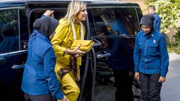 Kunjungan ini merupakan bagian dari peran Ratu Maxima sebagai Utusan Khusus Sekretaris Jenderal PBB untuk Inklusi Keuangan (UNSGSA). Tampak dalam foto, Ratu Maxima dari Belanda, dalam kapasitasnya sebagai Advokat Khusus Sekretaris Jenderal PBB untuk Keuangan Inklusif untuk Pembangunan (UNSGSA), tiba di Kampung Batik Laweyan di Surakarta, Jawa Tengah, pada Selasa 25 November 2025. (DEVI RAHMAN/AFP)