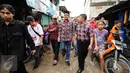 Cawagub petahana, Djarot Syaiful Hidayat (tengah) berjalan menyusuri salah satu gang saat sosialisasi di kawasan Pademangan VIII, Jakarta, Kamis (23/3). Selain sosialisasi, Djarot juga menyerap keluhan warga sekitar. (Liputan6.com/Helmi Fithriansyah)  