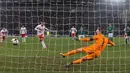 Pemain Swiss, Ricardo Rodriguez berhasil mencetak gol lewat penalti ke gawang Irlandia Utara dalam leg pertama playoff Piala Dunia 2018  di Windsor Park, Jumat (10/11). Bermain di kandang lawan, Swiss meraih kemenangan tipis 1-0. (Niall Carson/PA via AP)