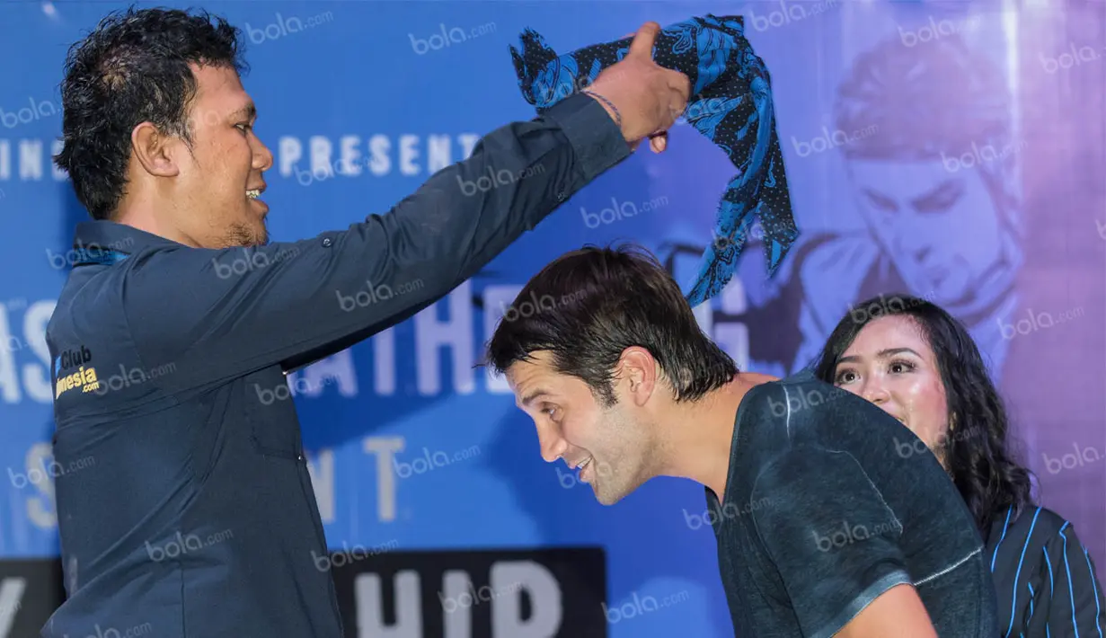 Inter Club Indonesia tak lupa memberikan kenang-kenangan untuk Cristian Chivu. Untuk cinderamata, para fans memilih menghadiahkan topi khas Banten. (Bola.com/Vitalis Yogi Trisna)