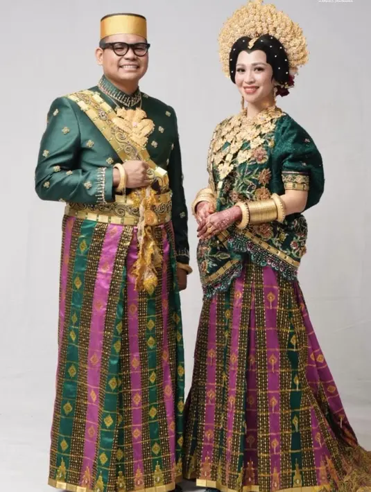 Adat bugis puh terlihat dari pakaian kedua pengantin. Akbar yang juga anak dari Menteri Hukum, Supratman Andi Agtas tampil mengenakan beskap hijau emerald dengan aksen payet keemasan dipadukan sarung colorfull lengkap dengan aksesori emas serasi dengan pecinya. [@indraleonardi]