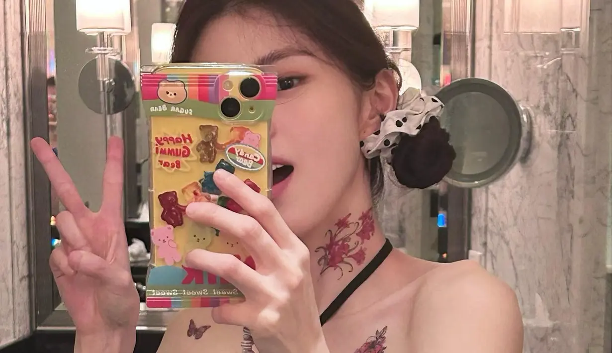Foto-foto dirinya yang bertato pun sempat di unggah ke akun Instagramnya. Banyak yang memuji bahwa tato yang dimilikinya terlihat sangat cantik. (Foto: Instagram/ xeesoxee)