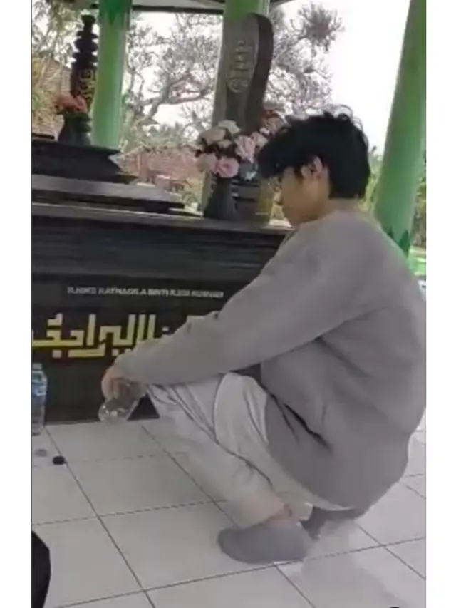 Rilis Ulang 'Seberkas Sinar', Ini 6 Potret Kiesha Alvaro Ziarah ke Makam Nike Ardilla