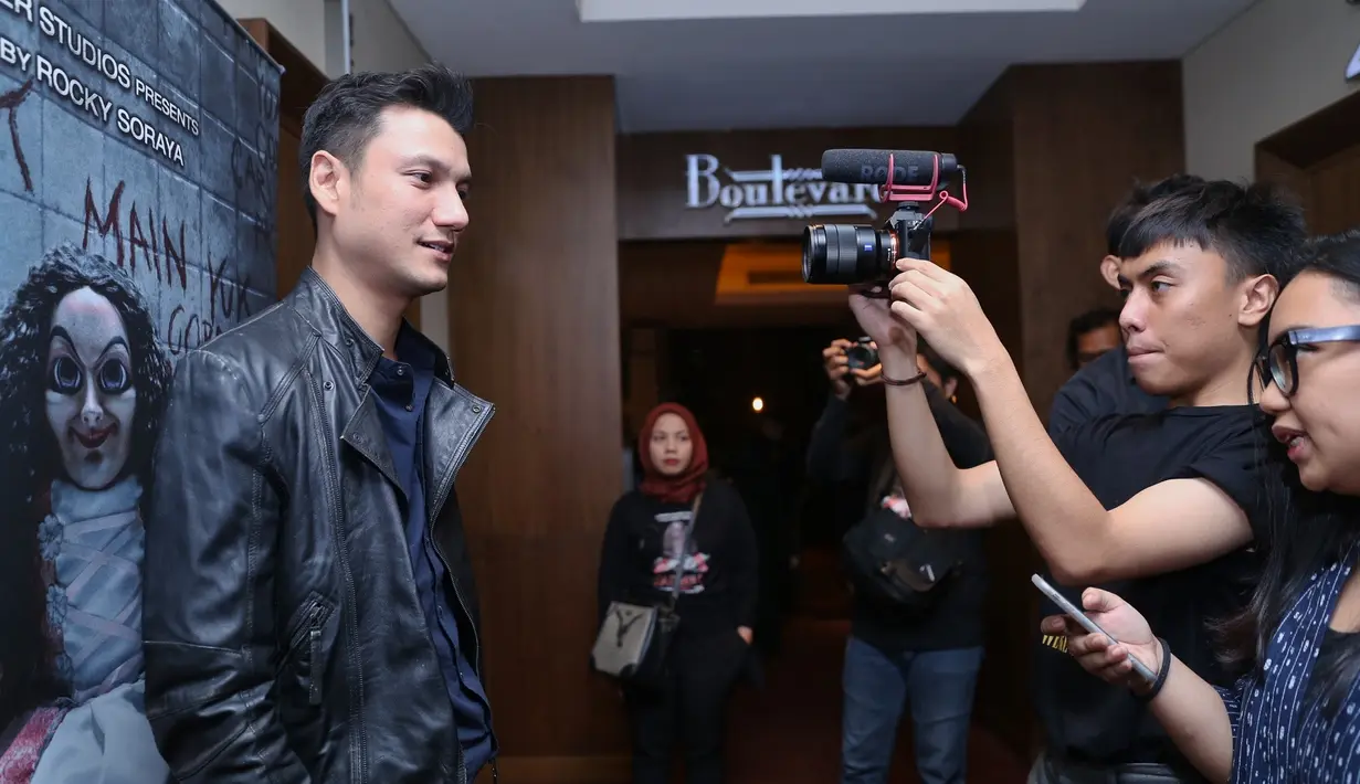 "Pengalaman yang aneh-aneh sih nggak ada sih ya. Cuma yg namanya film horor kru kesurupan lah segala macem di lokasi syuting tapi ya itu bagian dalam kerjaan ya, pasti ada lah gitu. Jadi pengalaman aja," ucap Christian Sugiono