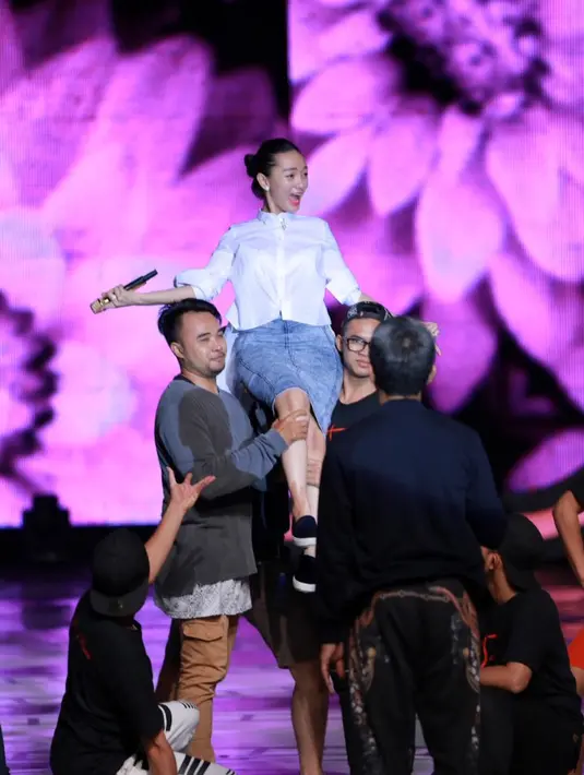 Zaskia berusaha menyesuaikan diri dengan suasana panggung dengan menghadiri acara gladi resik yang digelar pada Jumat (11/9) di jalan Dipati Ukur no.48, Bandung. (Galih W. Satria/Bintang.com)