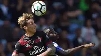 Striker Sampdoria, Duvan Zapata, duel udara dengan gelandang AC Milan, Lucas Biglia, pada laga Serie A Italia di Stadion Luigi Ferraris, Genoa, Minggu (24/9/2017). Sampdoria menang 2-0 atas Milan. (AFP/Filippo Monteforte)