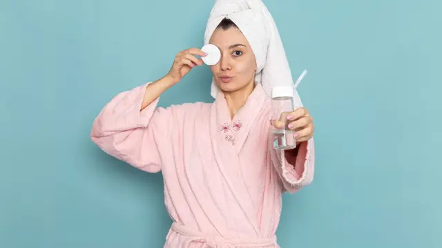 5 Langkah Membersihkan Makeup dengan Micellar Water agar Kulit Tetap Bersih, Lembap, dan Sehat