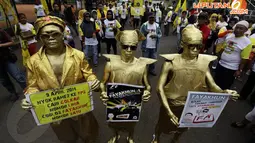 [FOTO] Manusia 'Patung Emas' Mejeng di Kampanye