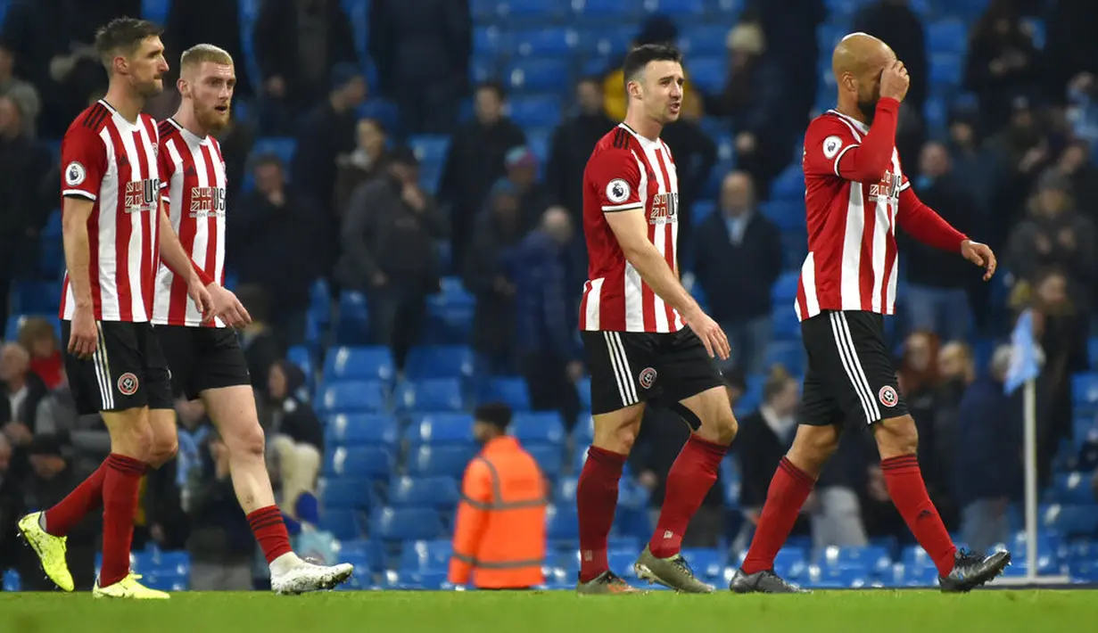Pemain Sheffield United tampak lesu usai ditaklukkan Manchester City pada laga Premier League 2019 di Stadion Etihad, Minggu (30/12). Manchester City menang 2-0 atas Sheffield United. (AP/Rui Vieira)