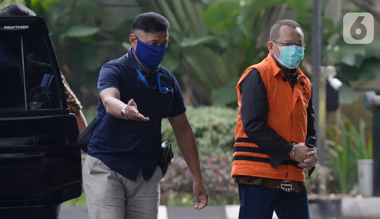 Mantan Sekretaris MA, Nurhadi (rompi oranye)  berjalan tiba di Gedung KPK, Jakarta, Rabu (10/6/2020). Nurhadi diperiksa sebagai saksi untuk menantunya Rezky Hebriyono  terkait kasus dugaan suap gratifikasi pengurusan perkara di Mahkamah Agung Tahun 2011-2016. (merdeka.com/Dwi Narwoko)