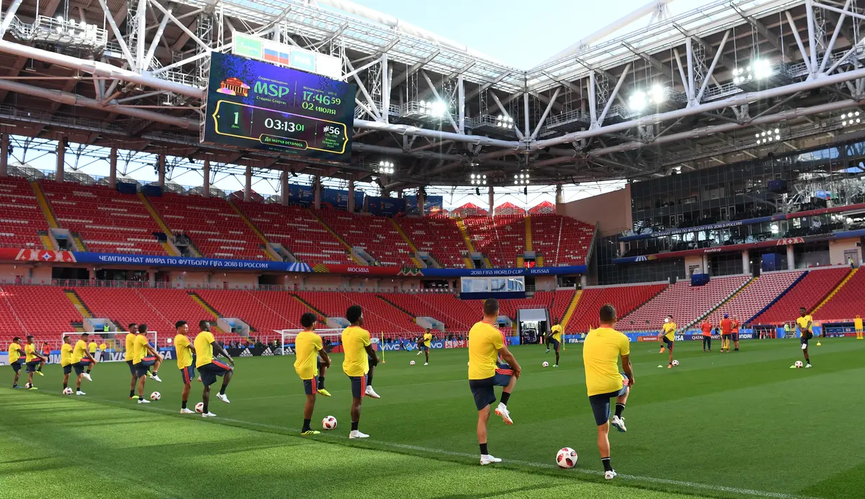 Para pemain Kolombia melakukan pemanasan saat mengikuti latihan di Stadion Spartak di Moskow, Rusia(2/7). Kolombia akan bertanding melawan Inggris pada babak 16 besar Piala Dunia 2018. (AFP Photo/Francisco Leong)