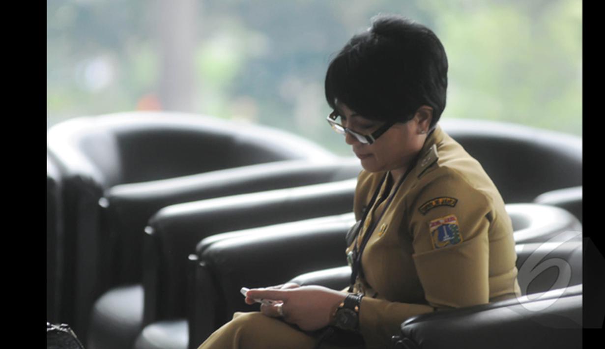 Lurah, Susan Jasmine Zulkifli, duduk menunggu panggilan di lobi Gedung Komisi Pemberantasan Korupsi (KPK), Jakarta, Selasa (27/1/2015).  Kedatangan Lurah Susan untuk mengisi sebuah acara di Radio Kanal KPK. (Liputan6.com/Herman Zakharia)
