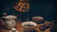 Dari berbagai varian teh, ada teh berjenis white tea yang memiliki citrasa unik. (Foto: Pexels.com/MYKOLA OSMACHKO)