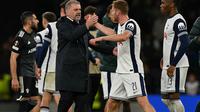 Pelatih Kepala Tottenham Hotspur keturunan Yunani-Australia Ange Postecoglou memberi selamat kepada gelandang Tottenham Hotspur asal Swedia Dejan Kulusevski setelah pertandingan sepak bola tahap Liga Europa UEFA antara Tottenham Hotspur dan Tottenham Hotspur di Stadion Tottenham Hotspur di London, pada 26 September 2024. Tottenham memenangkan pertandingan dengan skor 3-0. Glyn KIRK / AFP