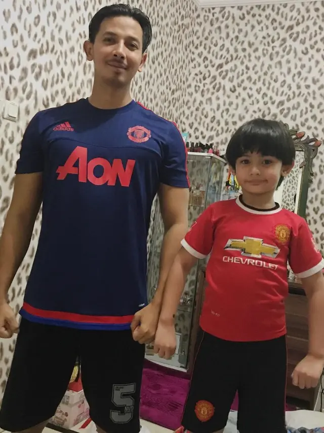 6 Potret King Faaz Pakai Jersey Manchester United, Kian Menggemaskan