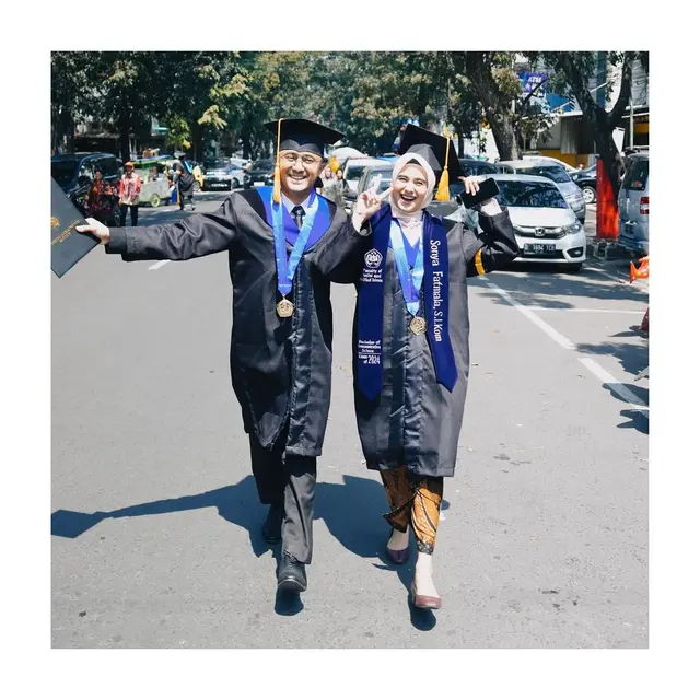 6 Potret Hengky Kurniawan dan Sonya Fatmala Wisuda Bareng, Sempat Lama Tertunda