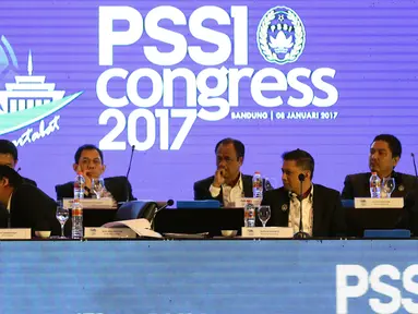 Ketua Umum PSSI, Edy Rahmayadi (ketiga kiri) menyampaikan pandangan saat Kongres PSSI 2017 di Bandung, Minggu (8/1). Salah satu yang dibahas adalah pencabutan hukuman kepada klub atau individu anggota PSSI. (Liputan6.com/Helmi Fithriansyah)